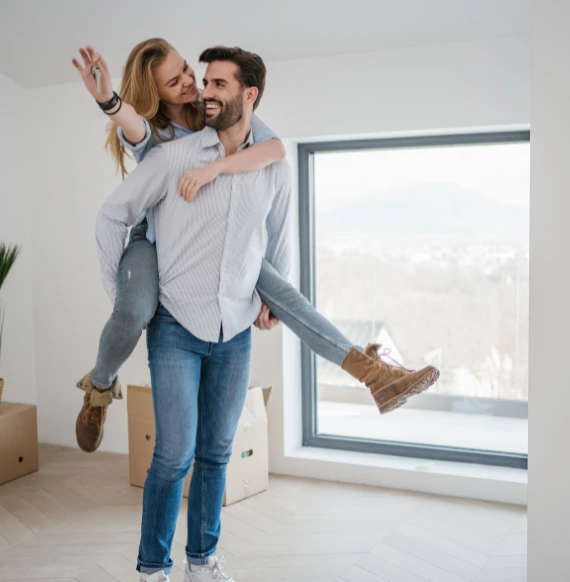 Couple heureux dans leur maison- Renovation consulting